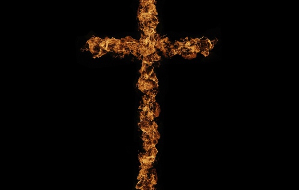 Пылающий огненный крест