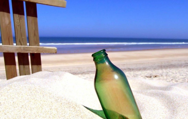 Бутылка на песке