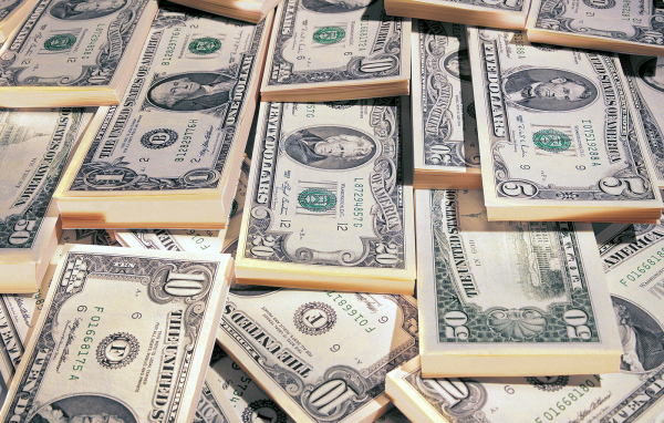 Пачки долларов
