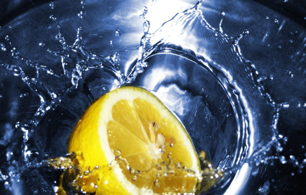 Лимон в воде