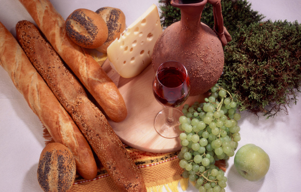 Французские булочки с сыром и вином