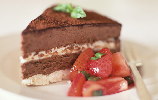 Кусочек торта с клубникой