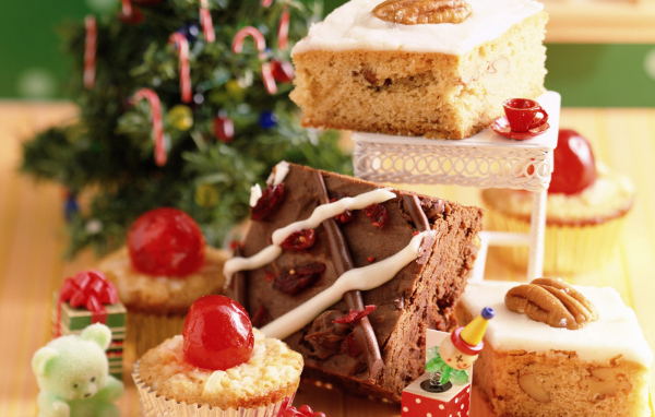 Пирожное и кусочки сладкого пирога