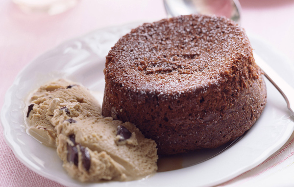 Вкусное шоколадное пирожное