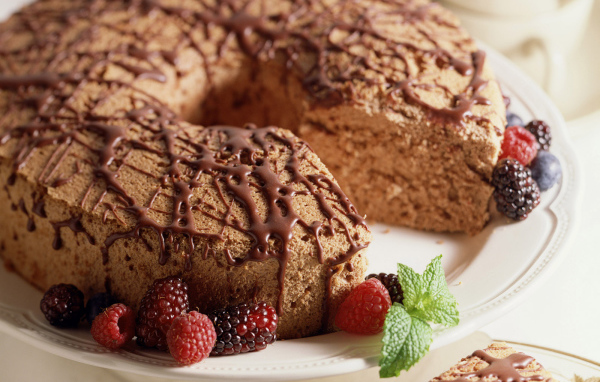 Шоколадный пирог и ягоды