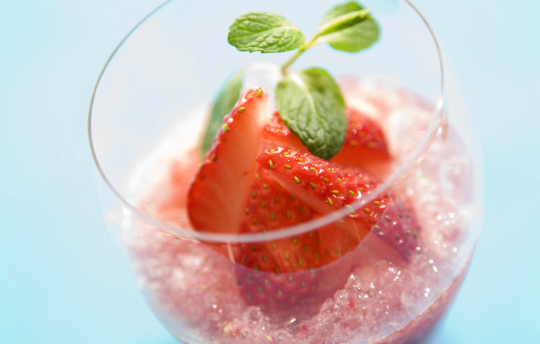 Мороженое с клубникой