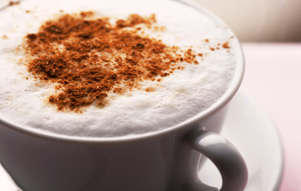 Чашка черного кофе с пенкой