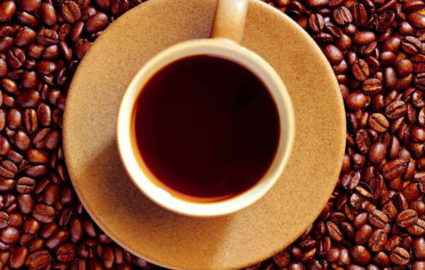 Кофейные зерна и чашка кофе