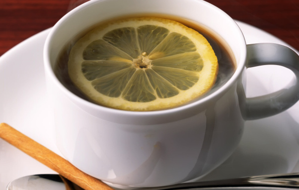 Кружка чая с лимоном