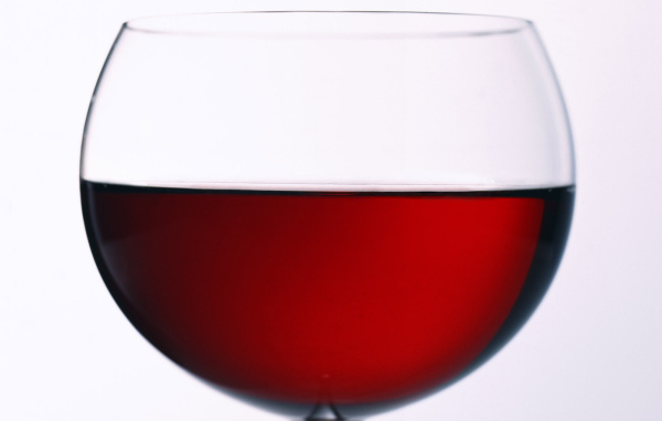 Широкий бокал вина