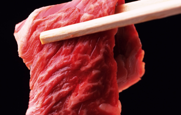 Кусочек мяса на палочках