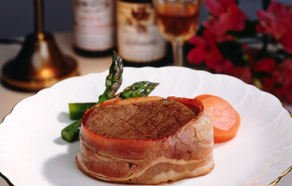 Большой кусочек жаренного мяса