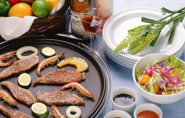 Блюдо с мясом и креветками