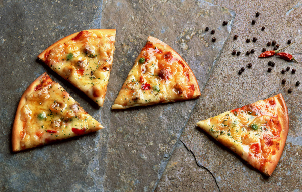 Аппетитные кусочки пиццы