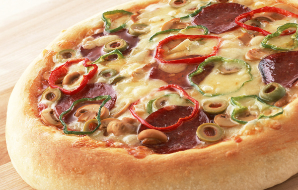 Пицца с колбасой и перцем