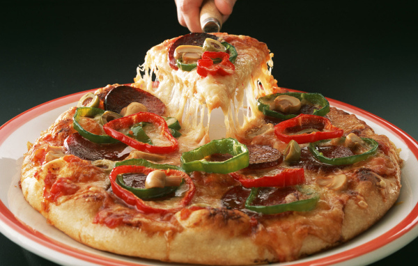 Вкусная горячая пицца