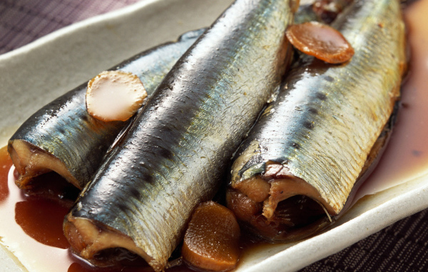 Рыба с кусочками яблока