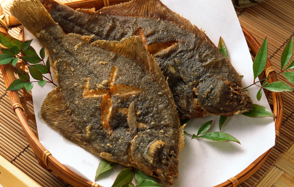 Обжаренная в масле камбала