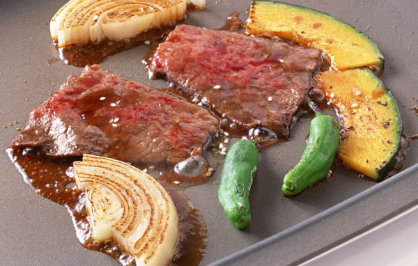 Куски рыбьего мяса на плите