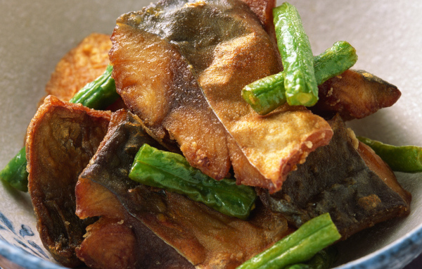 Кусочки рыбы приправленные фасолью