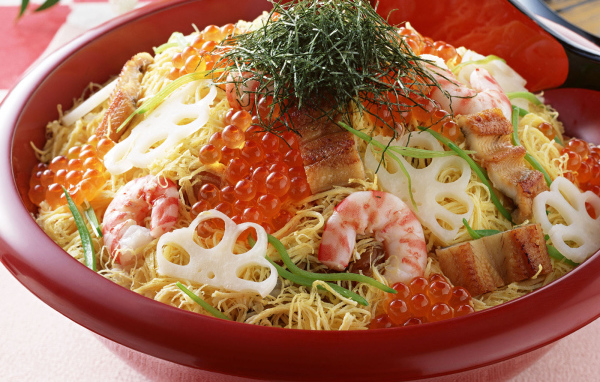 Красная икра и креветки