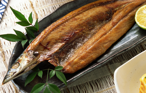 Копченая рыбка на блюде