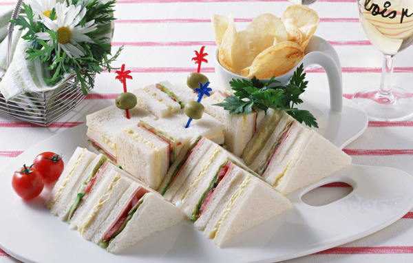 Сладкий пирог с начинкой из кусочков рыбы