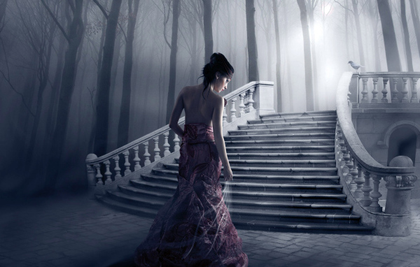 Девушка в темном саду