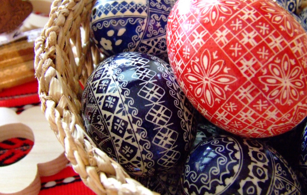 Синие и красные Пасхальные яйца