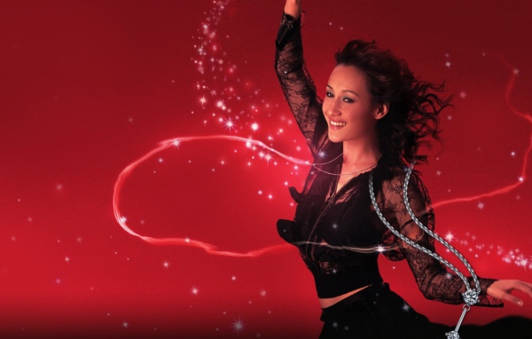 Счастливая девушка на 8 марта