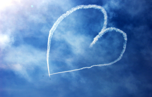 Фигура в небе на День Влюбленных