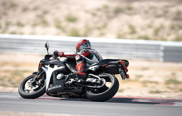 Пилот спортивного мотоцикла