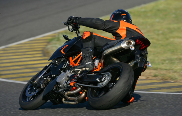 Гонщик на мотоцикле