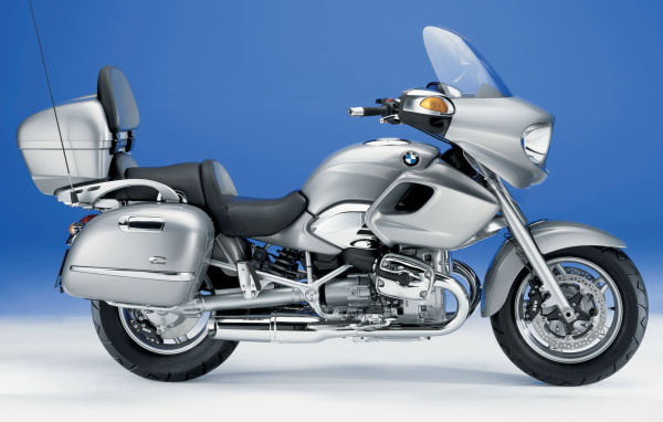 Серый мотоцикл BMW