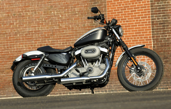 Harley Davidson летящий по ветру