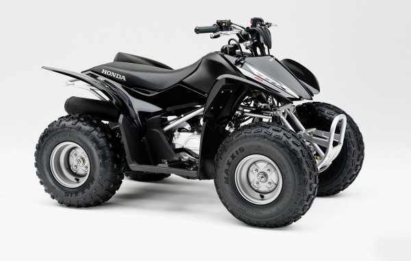 Черный Honda квадроцикл