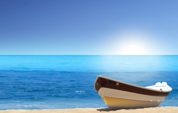 Лодка на морском пляже