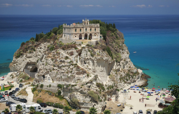 Замок на берегу моря