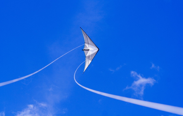 Летающий змей на чистом небе