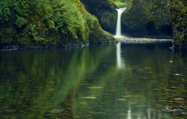 красивый водопад