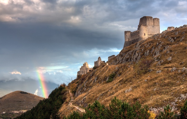 Радуга и замок в горах