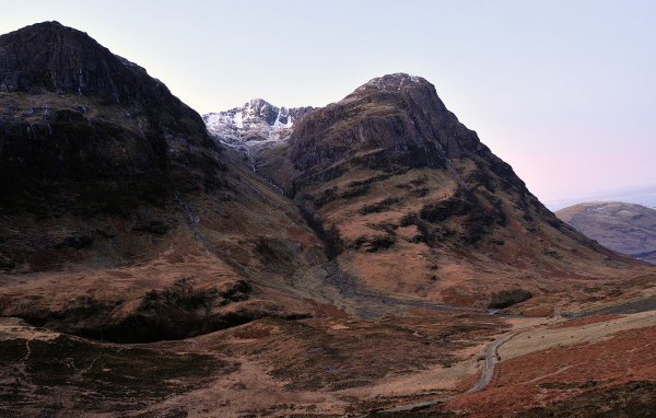 Долина у подножия гор