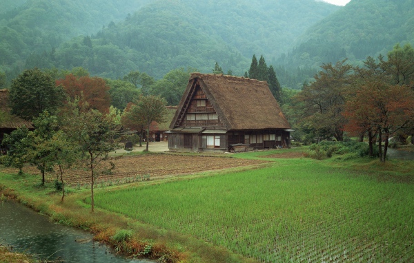 Деревня у подножия гор