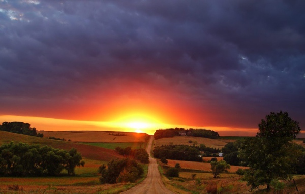 Красивый солнечный закат