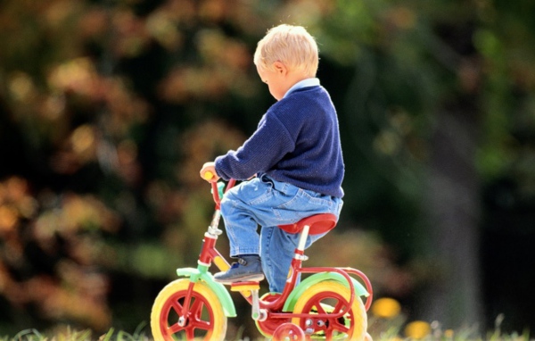 Мальчик на велосипеде