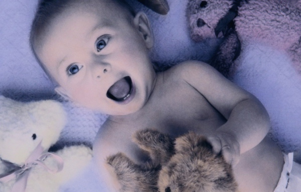 Малыш с игрушкой