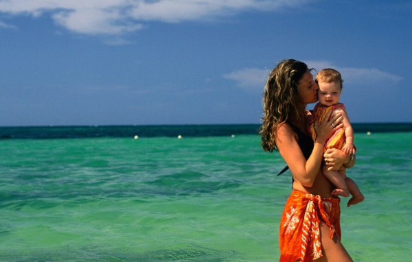 Молодая мама с малышом