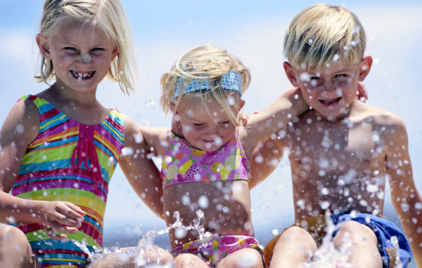 Девочки и мальчик