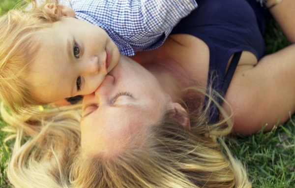 Счастливая мать и ребенок