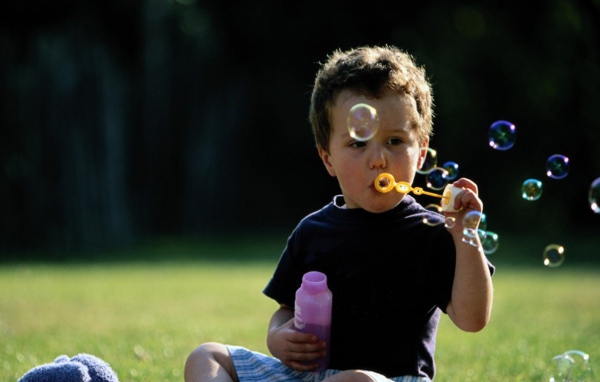 Мальчик и пузыри